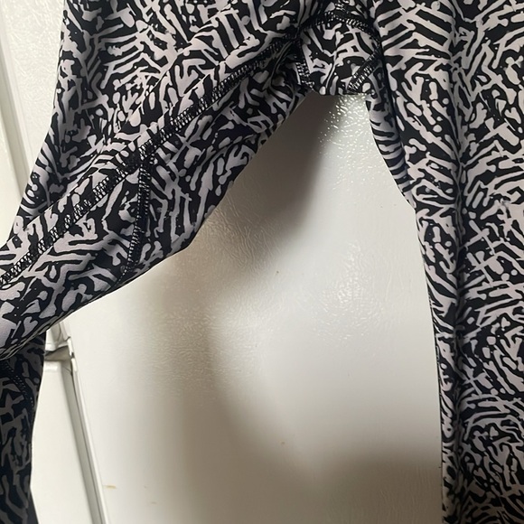 Lululemon Size 4 black & white patterned leggings inseam 21” - Picture 5 of 9